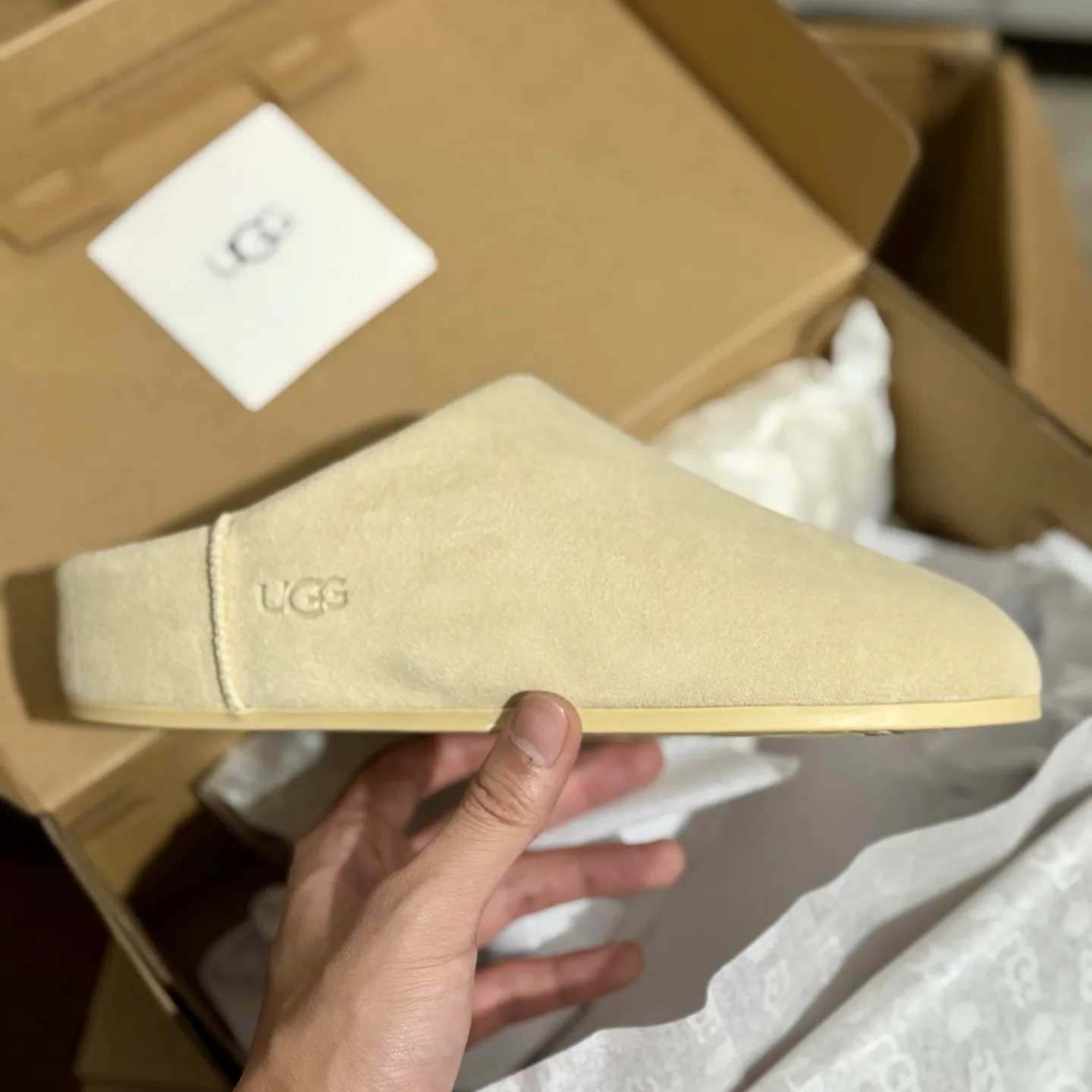 Self-pickup 💰440 Guangzhou original grade ❗️UGG Elea Slip-On Thin slip-on 1171390 Indoor slip-on lazy shoes Independent original development outsole Cashmere insole Keep warm in winter Shoe body material Water-repellent coated suede upper 17mm UGGPURE implanted wool insole Lightweight non-slip comfortable rubber outsole Full package # Size: 35 36 37 38 39 40